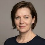 Портрет уверенного российского бизнесмена на нейтральном фоне для рейтинга аптек с ночной доставкой